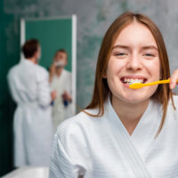 Meisje poetst haar tanden met een tandenborstel